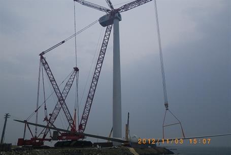 It has a control system with separate pitch-control function to effectively lower the uneven load of the turbine. 