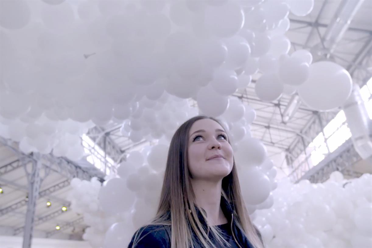 Fairy creates installation from 43,000 balloons