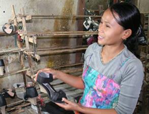 Shoemaker Ibu Biyah in Indonesia is seeking cash through the Lend With Care site