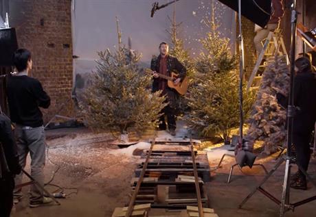 Crisis campaign: homeless people sing carols in the Christmas video e-cards