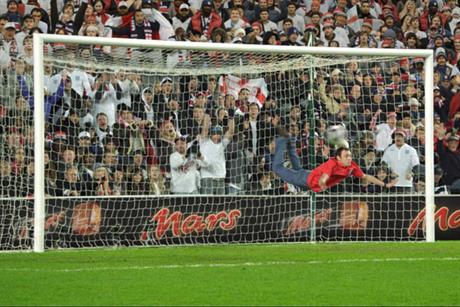 Mars: Euro 2012 ad features Premier League footballers and a goalkeeping hero