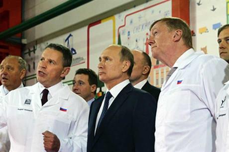 Rusnano board chairman Anatoly Chubais (right) with Russian president Vladimir Putin (centre)