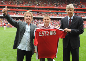 Goal: Daltrey (left) and Wenger with a Teenage Cancer Trust beneficiary