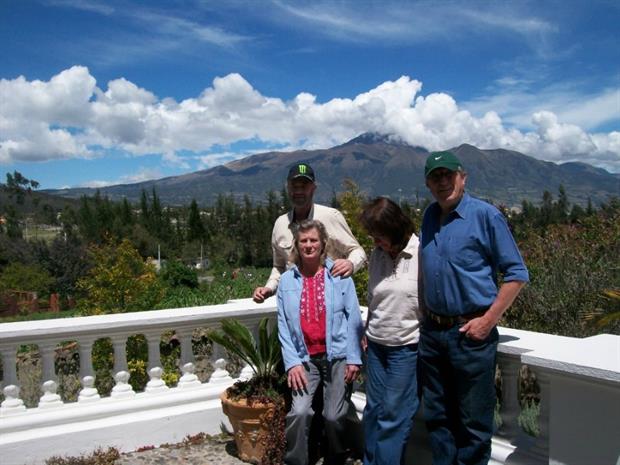 Andrew Gretton (back) with Ted Meredith (right) and wives