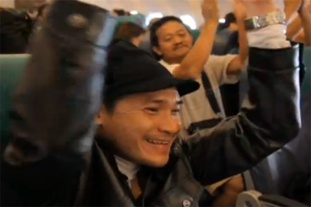 Flying home for Christmas: Coca-Cola viral stays top for second week