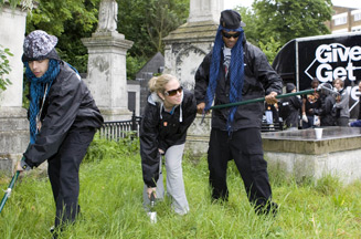 N-Dubz help RockCorps volunteers