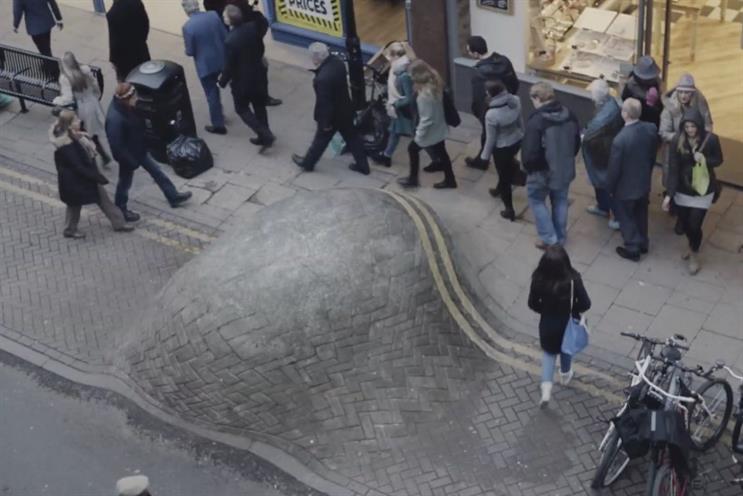 Cancer Research UK: TV ad shows passersby ignoring increasingly protuberant lump