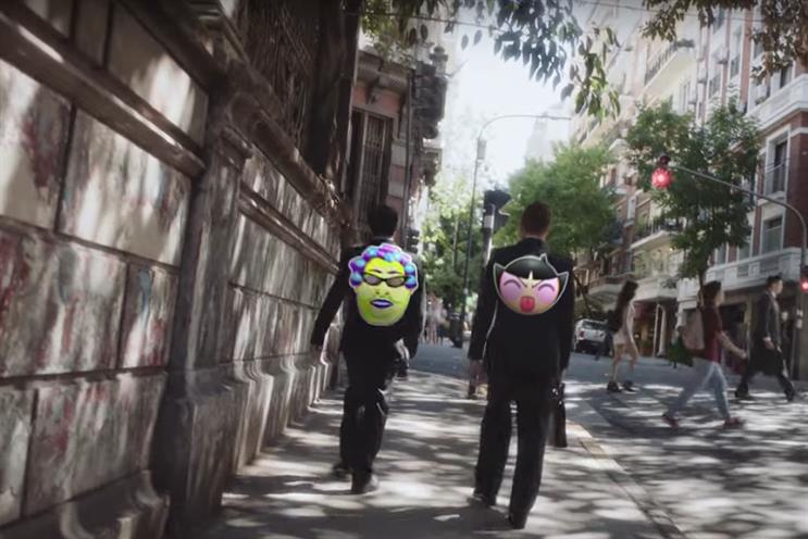 Apple: it launched an ad called "Sticker fight" for the iPhone 7 in March