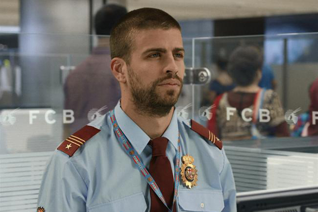 Gerard Piqué as a customs officer in the Qatar Airways ad