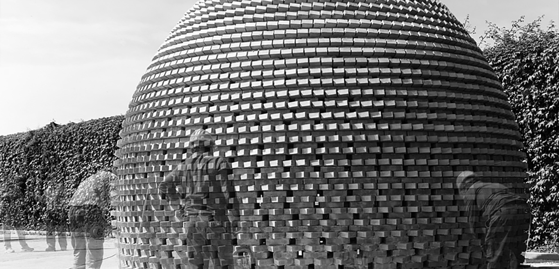Dome (Siracusa, Italy, 2011), a brick pavilion built with a man-controlled revolving compass. Design-build studio led
by prof. Luigi Alini and AION (Aleksandra Jaeschke and Andrea Di Stefano). Photo: Francesco Lopes.