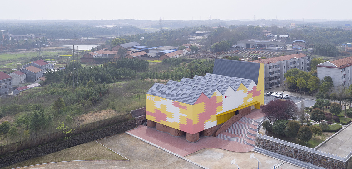 Indoor Playground (Doubling as lecture hall) of Yueyang County No.3 Middle School by SUP Atelier, Images: Xia Zhi