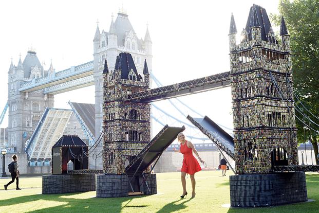 Cirkle’s response was to draw attention to the end product by creating a replica of London’s Tower Bridge – made entirely from 83,000 used batteries. The former Gadget Show presenter Pollyanna Woodward unveiled the mammoth sculpture, erected in front of the real bridge, to passers-by and media. Cirkle produced a series of arresting images, as well as a time-lapse film that showed the construction and installation of the sculpture.