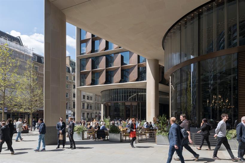 Bloomberg Arcade, a pedestrianised dining arcade. Credit_ Nigel Young_Foster + Partners