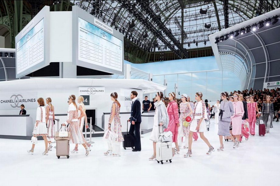 Chanel transports guests to Paris-Cambon Airport at SS16 show