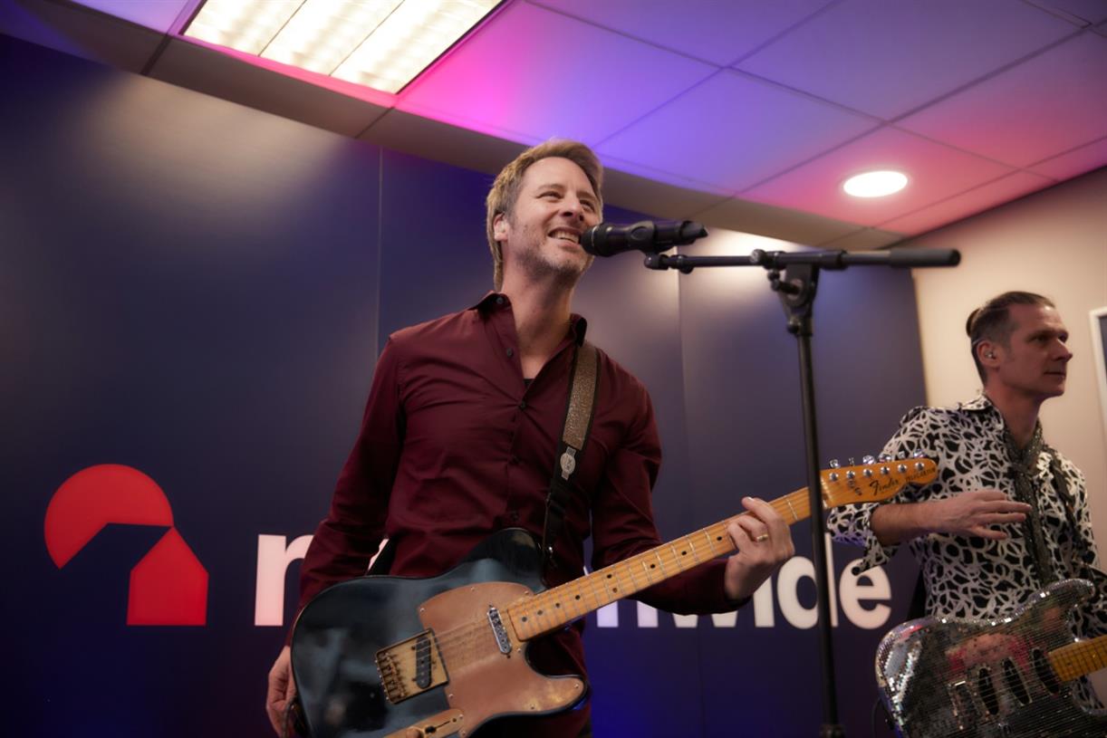 Chesney Hawkes performs in Nationwide branch to prove the bank is ‘The One and Only’