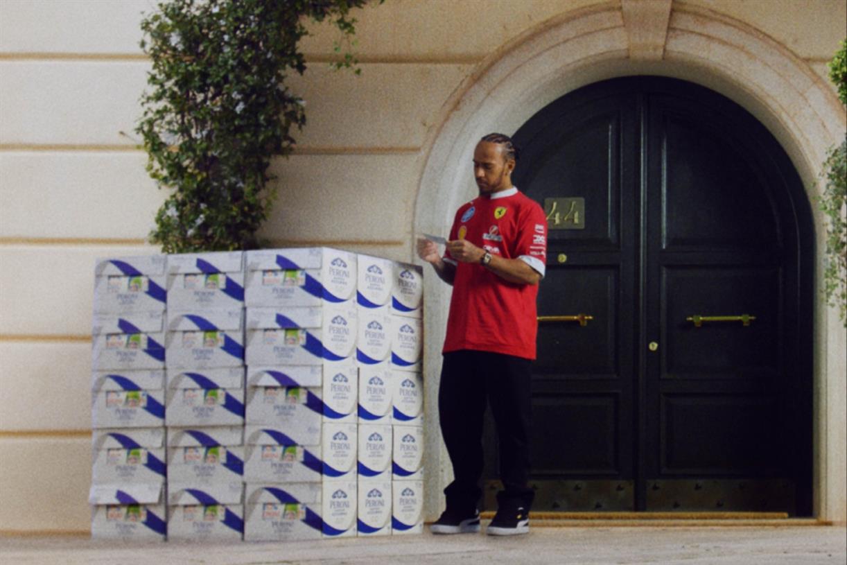 Peroni 0.0% ad welcomes F1 driver Lewis Hamilton to Ferrari and Italy