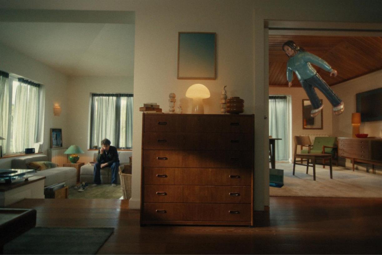 Confused.com spot turns people into helium-filled inflatables