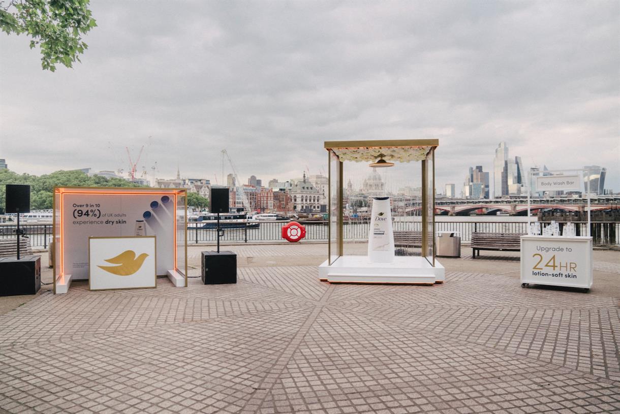 Dove invites passers-by to 'take a shower' on London’s South Bank thumbnail