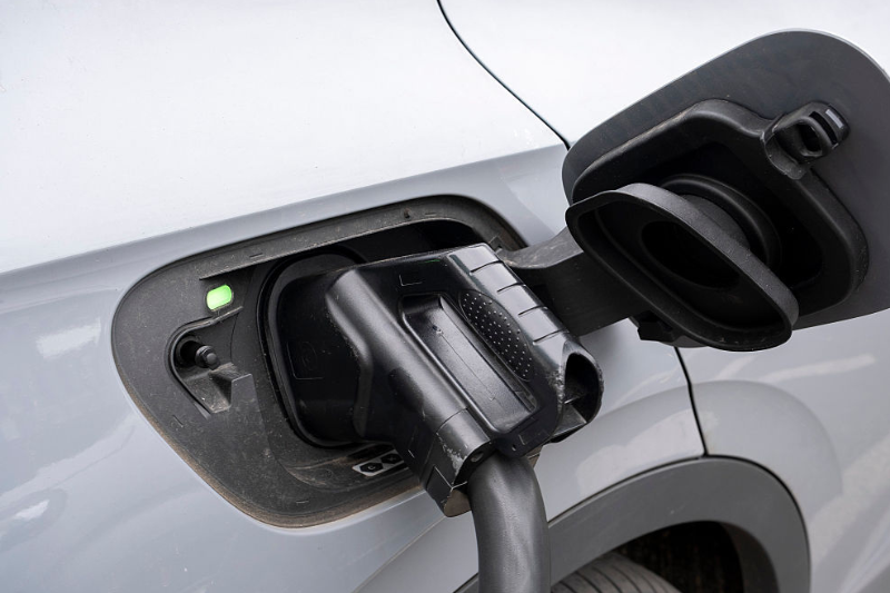 Further weakening electric vehicle target would risk Paris Agreement commitments, say UK climate advisors
