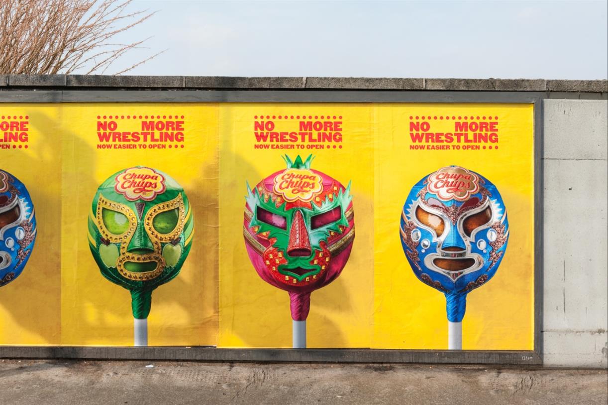 Chupa Chups h&oacute;a th&acirc;n th&agrave;nh đ&ocirc; vật Lucha Libre để n&oacute;i lời tạm biệt với bao b&igrave; kh&oacute; mở