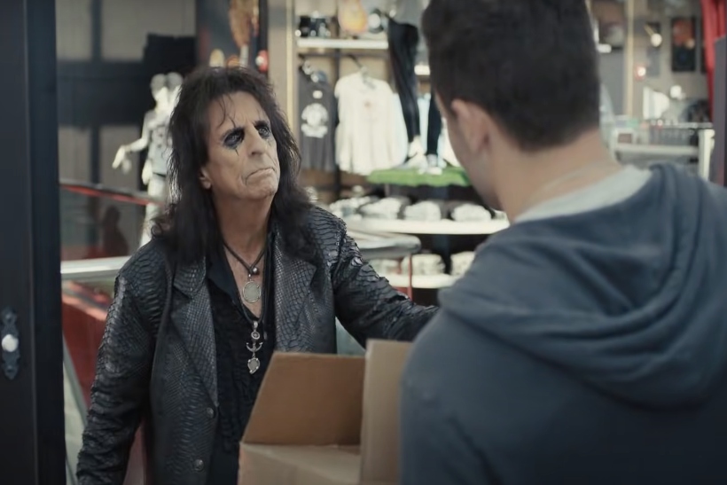 Alice Cooper and Baker Mayfield handle a delivery mishap for