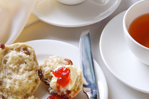 Win an afternoon tea cruise on Bateaux London's Naticia 