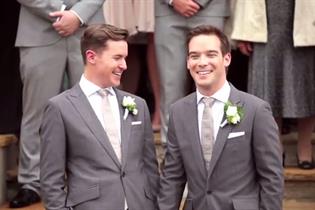Coca-Cola: cuts gay marriage scene from its ad campaign in Ireland