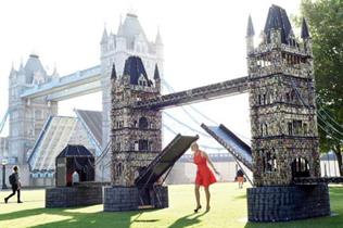 The replica is made out of recycled batteries (@cirklepr)