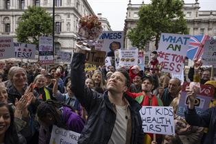 Jamie Oliver holds an Eton Mess at Downing Street protest (Getty Images)