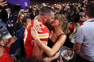 Travis Kelce and Taylor Swift at the Super Bowl (©GettyImages)