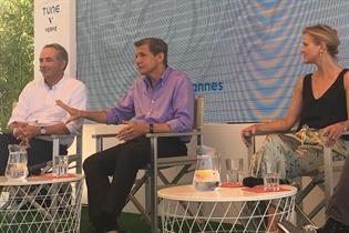 Cannes Lion: P&G chief brand officer Marc Pritchard (centre)