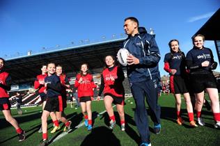 Sinfield put young rugby fans through their paces