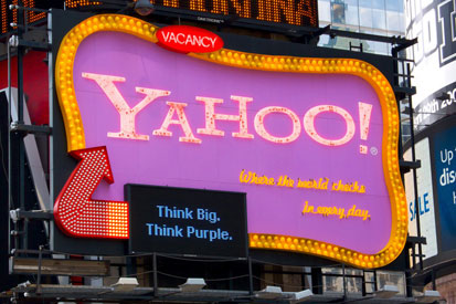 Yahoo! board member Carl Icahn has scaled back his investment