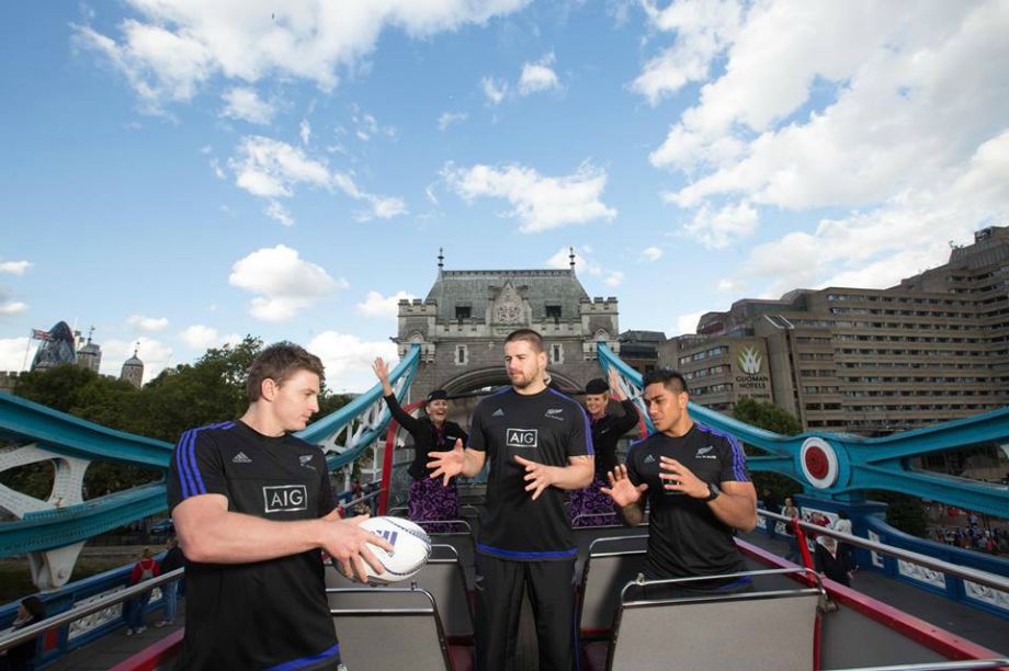 The All Blacks took to London's sights to snap photographs of their squad (facebook.com/airnzuk)