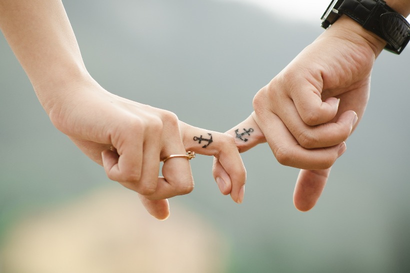 Tinder vs Ashley Madison: how to react to rejection in a public forum