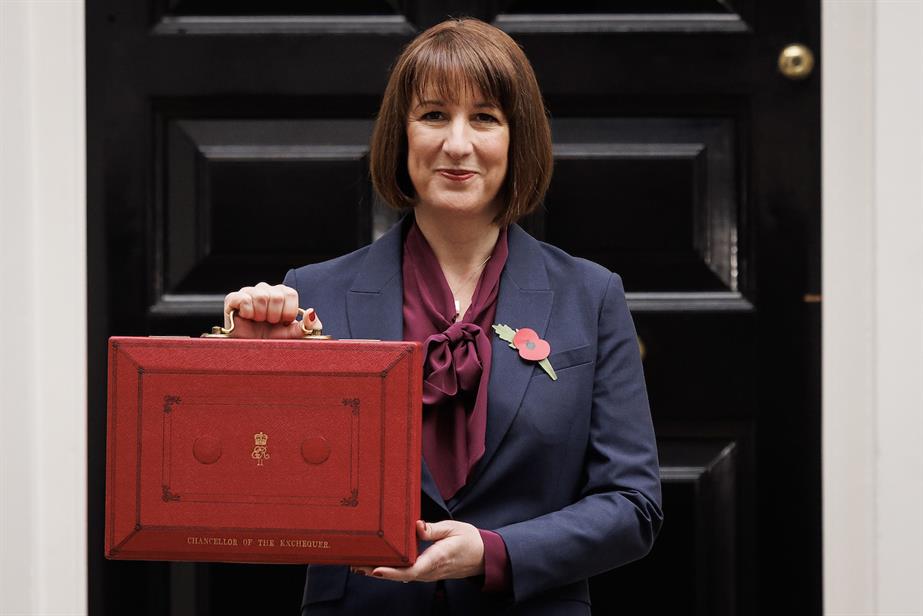A picture of Rachel Reeves holding up the Chancellor's red box