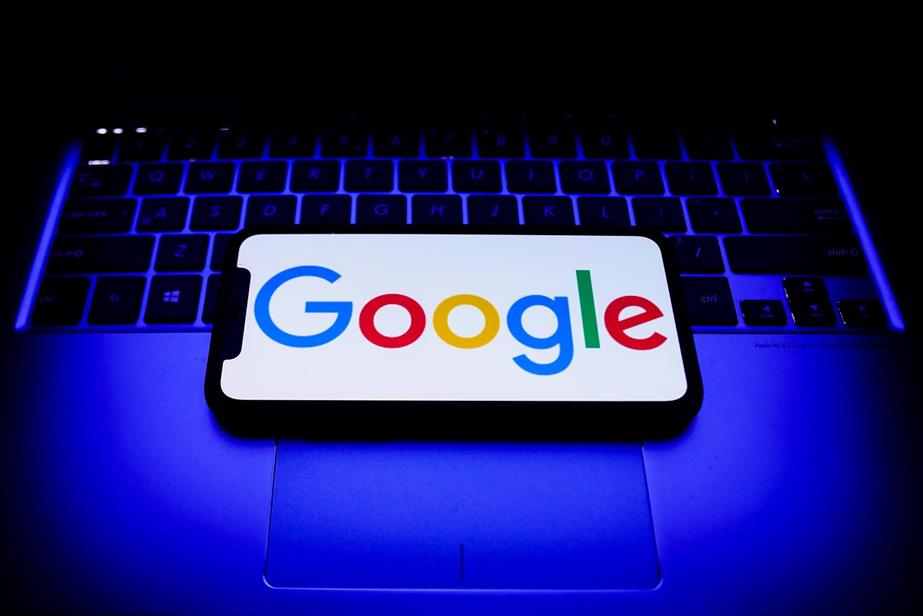 Google on smartphone on laptop (©GettyImages)