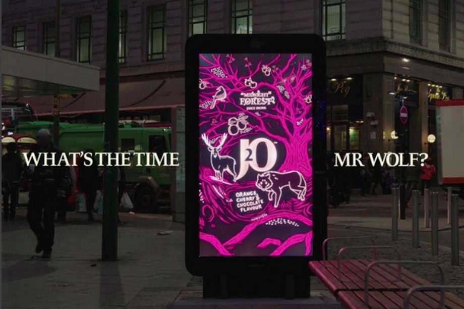 The wolf moves grows in size as it approaches the individual (@drinkj2o)