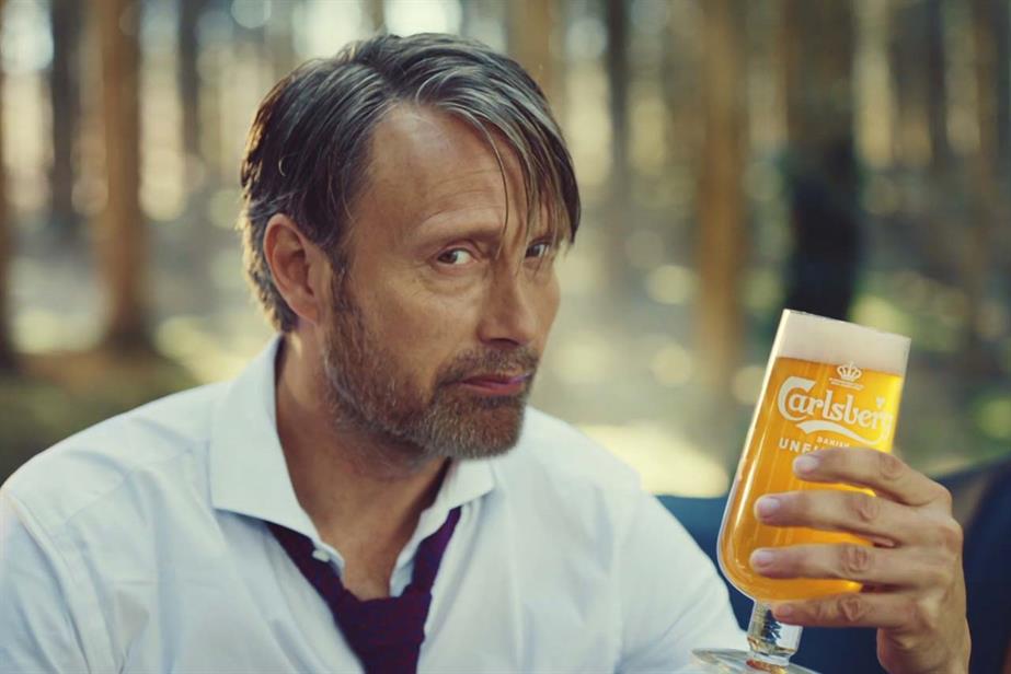 Image of Mads Mikkelsen holding a pint of Carlsberg
