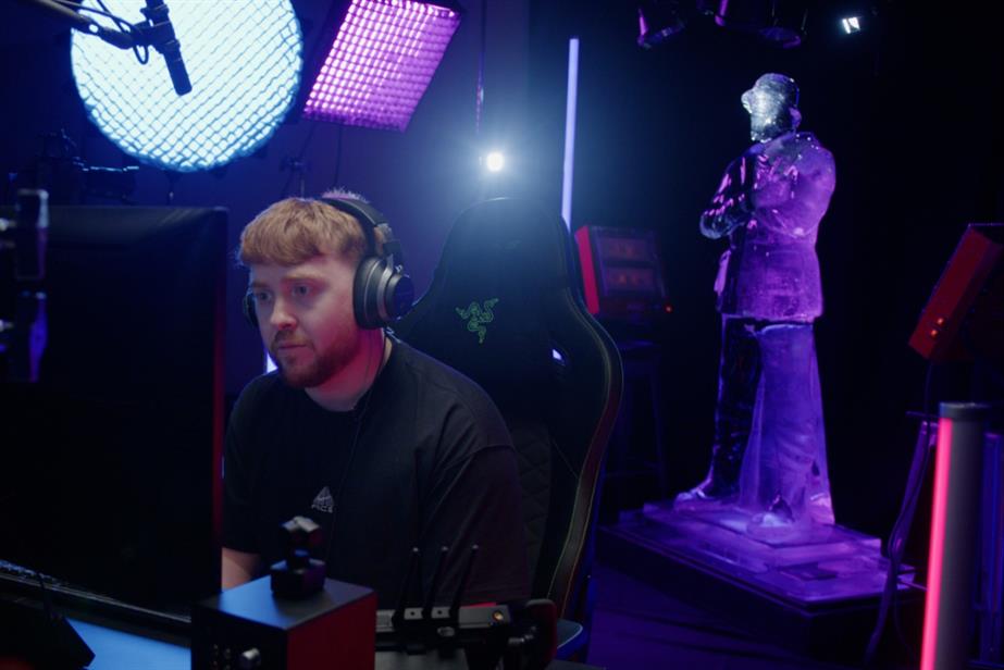 Twitch streamer Zyro and ice sculpture 