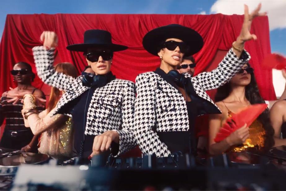 Mestiza performing DJ set