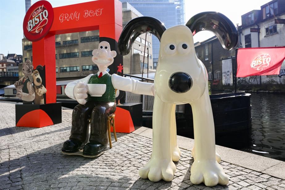 Wallace and Gromit outside canal restaurant