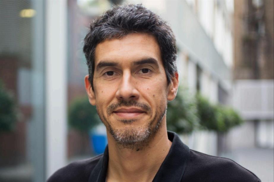 Headshot of André Moreira