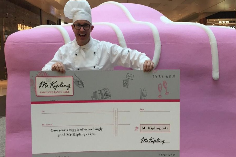 Passers-by could win a year's supply of Mr Kipling cake (@mrkiplingcakes)