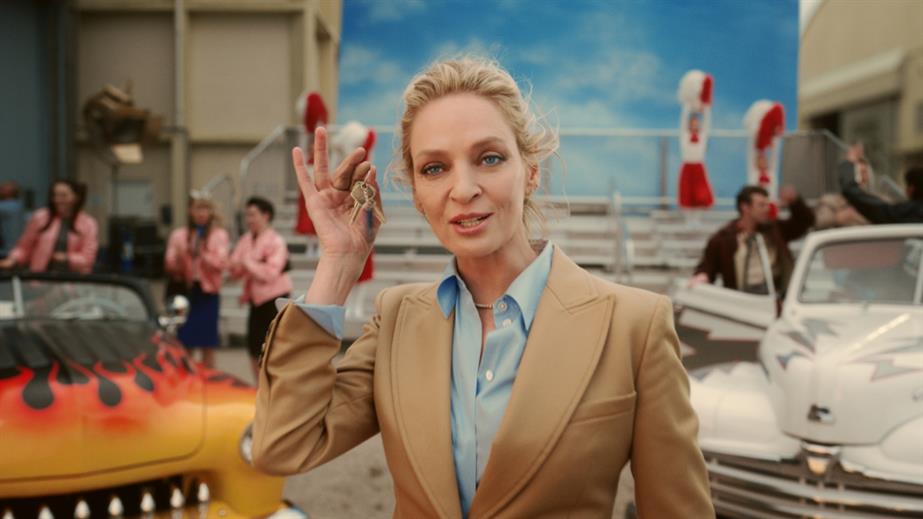 Uma Thurman holding car keys