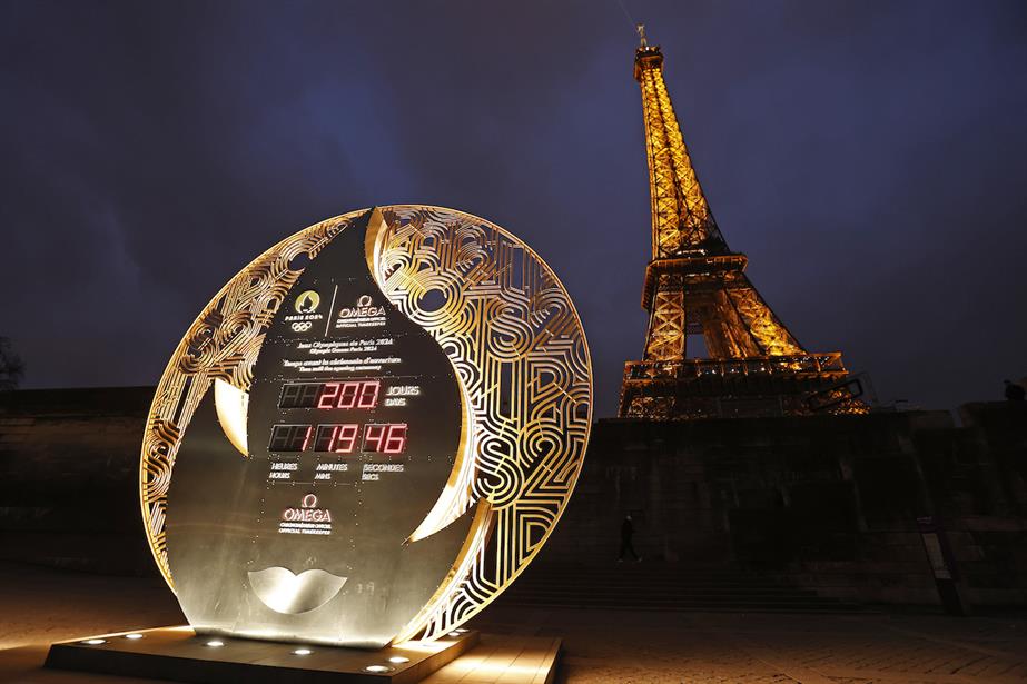 Clock depicts 200 days until the Paris Olympics, in front of Eiffel Tower