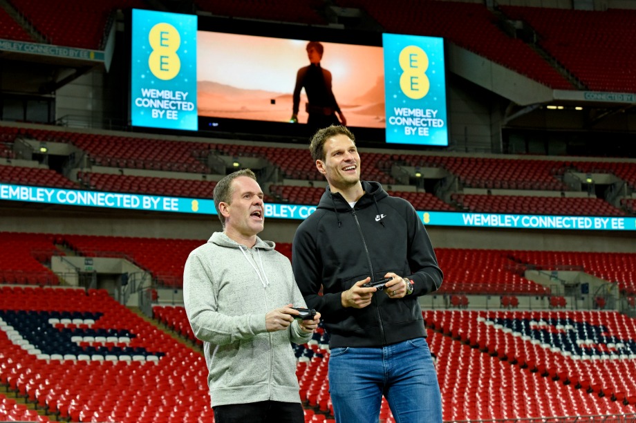Chris Moyles and Asmir Begovic played Star Wars Battlefront on the big screen at Wembley