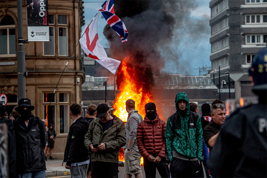 far right rioters in Sunderland setting fire to street bins