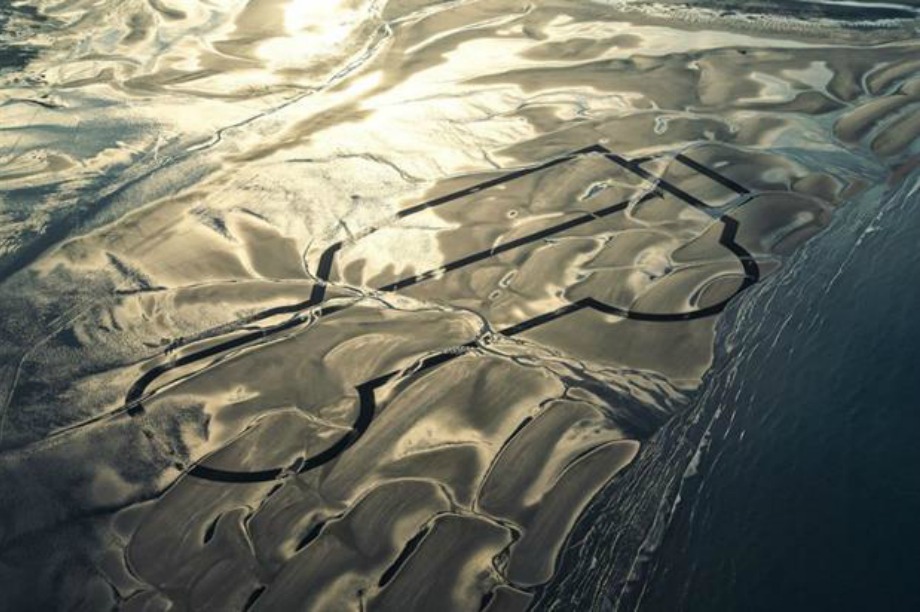 Land Rover celebrated its Defender model with sand art in Anglesey