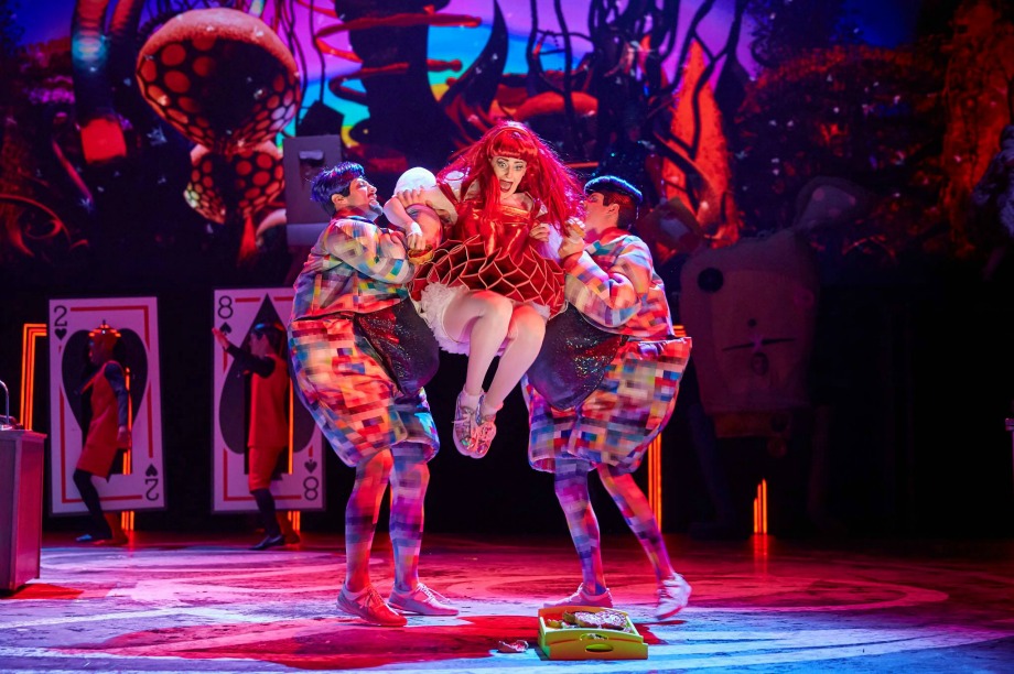 The production is a reworking of Lewis Carroll's Alice in Wonderland (Brinkhoff/Mögenburg)
